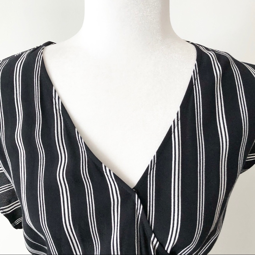 LOFT | Petite Striped Flutter Sleeve Romper NWOT - Picture 3 of 15